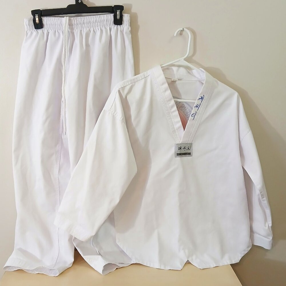 Unisex Tae kwon do/martial arts uniform - size 3/10 (teen/small adult)